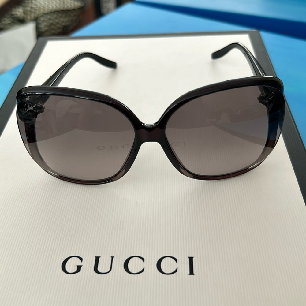 • GUCCI Oversized Sunglasses •